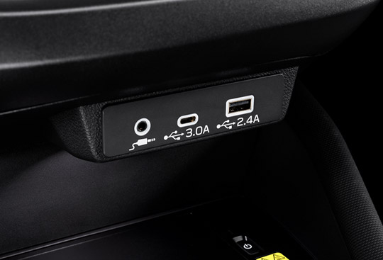 <sg-lang1>Front USB Ports (Type-A and C) and Rear USB Power Ports</sg-lang1><sg-lang2>منافذ USB أمامية (Type-A وC) ومنافذ طاقة USB خلفية</sg-lang2><sg-lang3></sg-lang3>